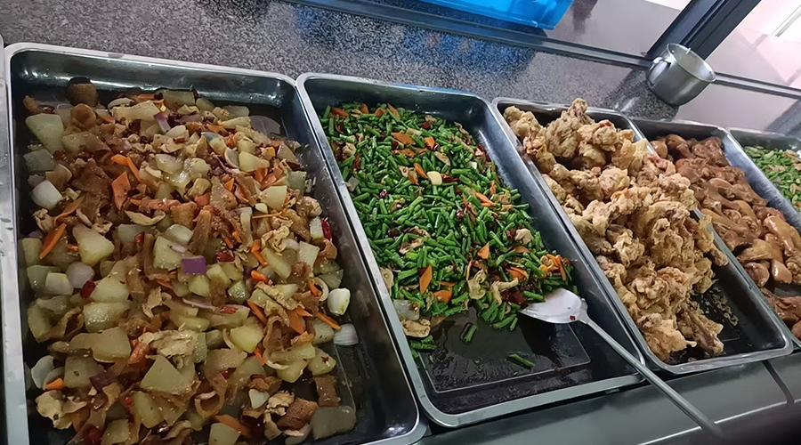 盛夏的來臨，金環(huán)電器關(guān)懷工人飲食