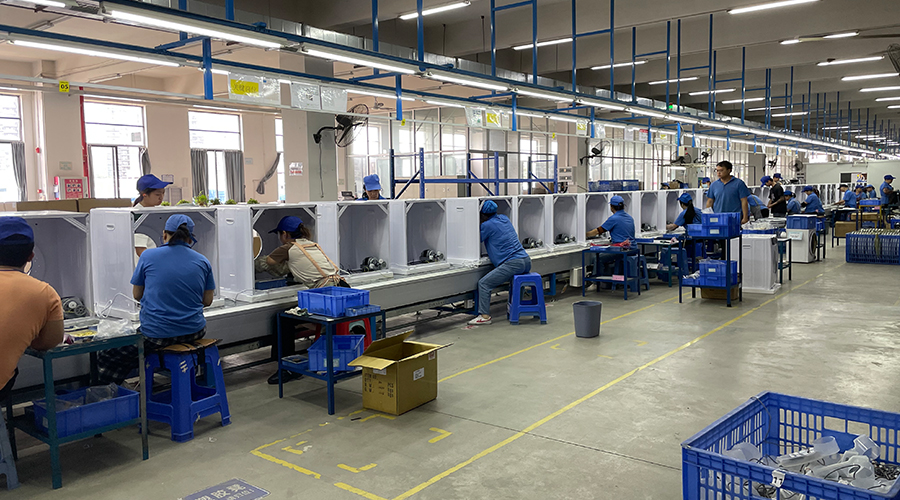 四月訂單高峰，車間繁忙景象