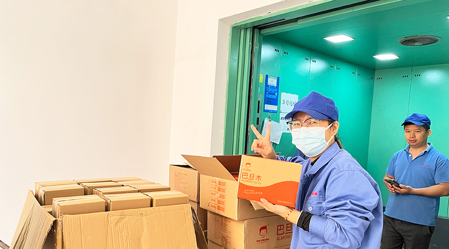 喜笑顏開！三八婦女節(jié)  金環(huán)電器發(fā)放禮品暖人心