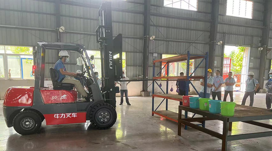 比技能 展風(fēng)采！金環(huán)電器參與鶴城鎮(zhèn)第二屆企業(yè)職工叉車技能競賽