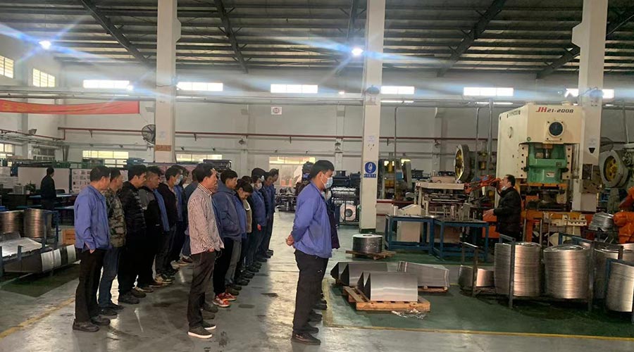 意氣奮發(fā)！金環(huán)電器沖壓車間組織人員開展例行早會(huì)